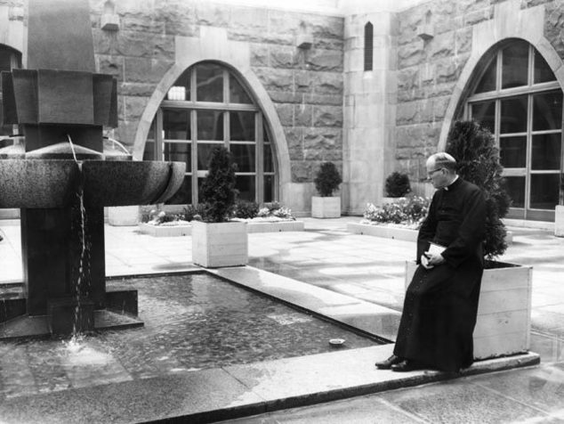 Le cloître du Grand Séminaire en 1959 devenu le Pavillon Casault de l'Université Laval en 1979 Le cloître du Grand Séminaire en 1959 devenu le Pavillon Casault de l'Université Laval en 1979