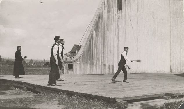 Balle au mur à Maizerets, 1921 (Musée de la civilisation, Archives du Séminaire de Québec, PH1996-0280) Balle au mur à Maizerets, 1921 (Musée de la civilisation, Archives du Séminaire de Québec, PH1996-0280)