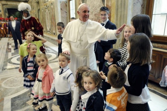 Le pape François avec les enfants des Gardes suisses Le pape François avec les enfants des Gardes suisses