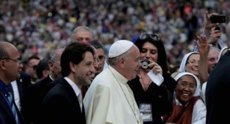 Le pape François, accompagné de Salvatore Martinez, président du Rinnovemento nello Spirito en Italie, fait son entrée dans le Stadio Olimpico à Rome le 31 mai 2014 Le pape François, accompagné de Salvatore Martinez, président du Rinnovemento nello Spirito en Italie, fait son entrée dans le Stadio Olimpico à Rome le 31 mai 2014