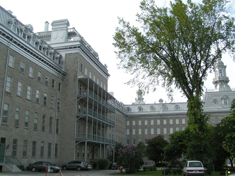 À gauche, le Pavillon Jean-Olivier-Briand du Séminaire de Québec où est logé le Grand Séminaire de Québec depuis 1997