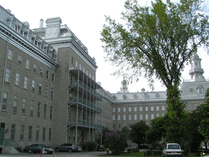 À gauche, le Pavillon Jean-Olivier-Briand du Séminaire de Québec où est logé le Grand Séminaire de Québec depuis 1997