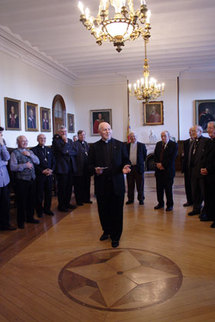 Le Supérieur général s'adressant aux évêques dans la Salle des prêtres du Séminaire de Québec Le Supérieur général s'adressant aux évêques dans la Salle des prêtres du Séminaire de Québec