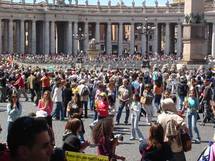 Sur la place de la basilique Saint-Pierre de Rome Sur la place de la basilique Saint-Pierre de Rome