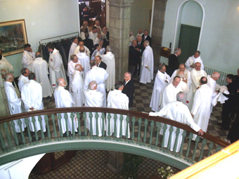 Prêtres invités sur un des paliers du Grand Escalier du Séminaire en 2008 Prêtres invités sur un des paliers du Grand Escalier du Séminaire en 2008