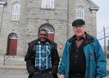 Le vicaire Ghislain Hien, originaire du Burkina-Faso, en Afrique, en compagnie du curé Bertrand Jacques de La Guadeloupe, devant l`église de Saint-Éphrem.