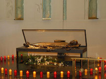 Gisant du bienheureux François de Laval à la Basilique-Cathédrale Notre-Dame de Québec Gisant du bienheureux François de Laval à la Basilique-Cathédrale Notre-Dame de Québec