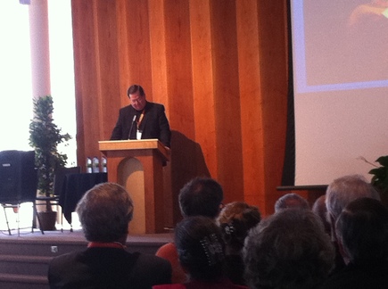 Mgr Gérald C. Lacroix s'adressant aux personnes réunies pour le lancement diocésain 2011 (Photo H. Giguère) Mgr Gérald C. Lacroix s'adressant aux personnes réunies pour le lancement diocésain 2011 (Photo H. Giguère)