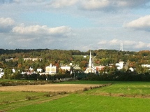 Vue de l'église de St-Joseph-de-Beauce (Québec) et du centre patrimonial prise de l'autre côté de la rivière Chaudière (Photo H. Giguère)