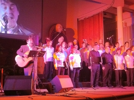Robert Level et les membres de Choeur à coeur de Longueuil Robert Level et les membres de Choeur à coeur de Longueuil