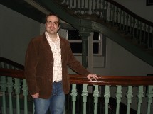 Patrick McGraw devant le Grand Escalier du Pavillon Jean-Olivier Briand qui abrite le Grand Séminaire de Québec