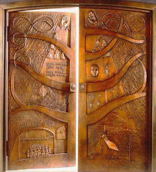 Détail de la porte de la crypte des prêtres du Séminaire de Québec sous la Basilique-Cathédrale Notre-Dame de Québec par madame Lucienne Cornet