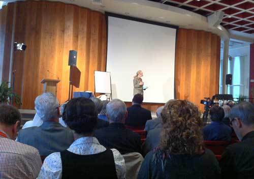 Florence de Leyritz s'adressant aux personnes participantes au lancement de l'année pastorale 2013 à Québec (Photo H. Giguère)