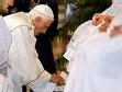 Lavement des pieds par le pape Benoît XVI à Rome