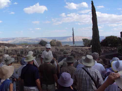 Pèlerins de la Carvane biblique 2013 aur le site de la synagogue de Caphranaum (Photo 23 octobre 2013 H.Giguère) Pèlerins de la Carvane biblique 2013 aur le site de la synagogue de Caphranaum (Photo 23 octobre 2013 H.Giguère)