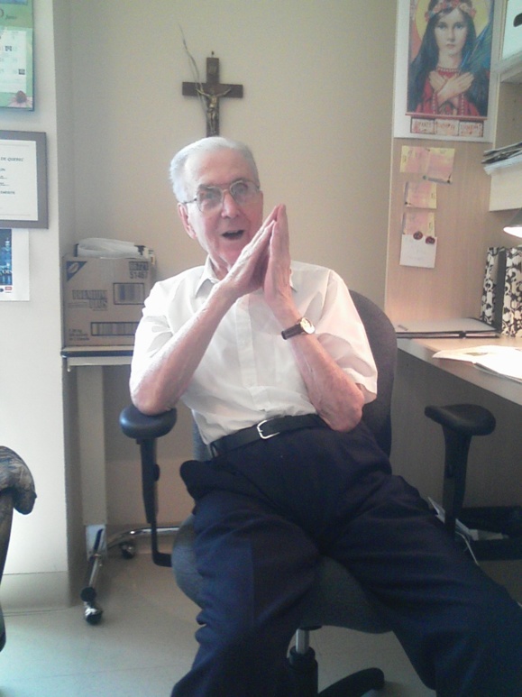 L'abbé René Malouin à son bureau à la Résidence Cardinal-Vachon en 2012 L'abbé René Malouin à son bureau à la Résidence Cardinal-Vachon en 2012