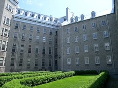 Jardin français avec vue sur le Vieux Séminaire et le Pavillon Jean-Olivier-Briand Jardin français avec vue sur le Vieux Séminaire et le Pavillon Jean-Olivier-Briand