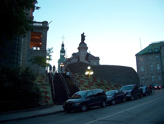Vue générale du monument à François de Laval Vue générale du monument à François de Laval