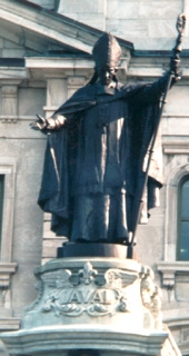 Statue du monument érigé à François de Laval en 1908 Statue du monument érigé à François de Laval en 1908