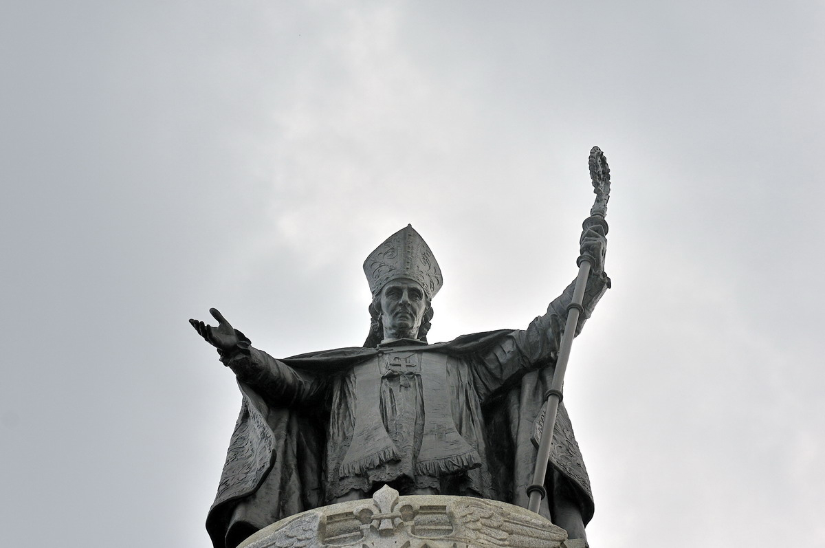 Monseigneur de Laval (monument été 2011 par Daniel Abel) Monseigneur de Laval (monument été 2011 par Daniel Abel)